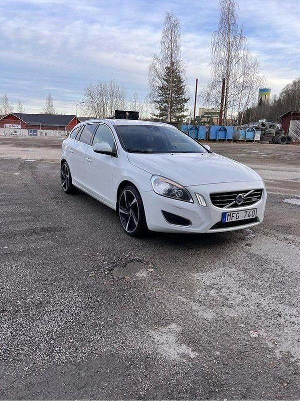Vit Begagnad 2012 Volvo V60 Summum Kombi | 90 000 kr (Marknadspris) - Bild 1/4