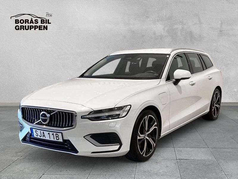 Vit Begagnad 2023 Volvo V60 Core Kombi | 339 000 kr (Marknadspris) - Bild 1/4
