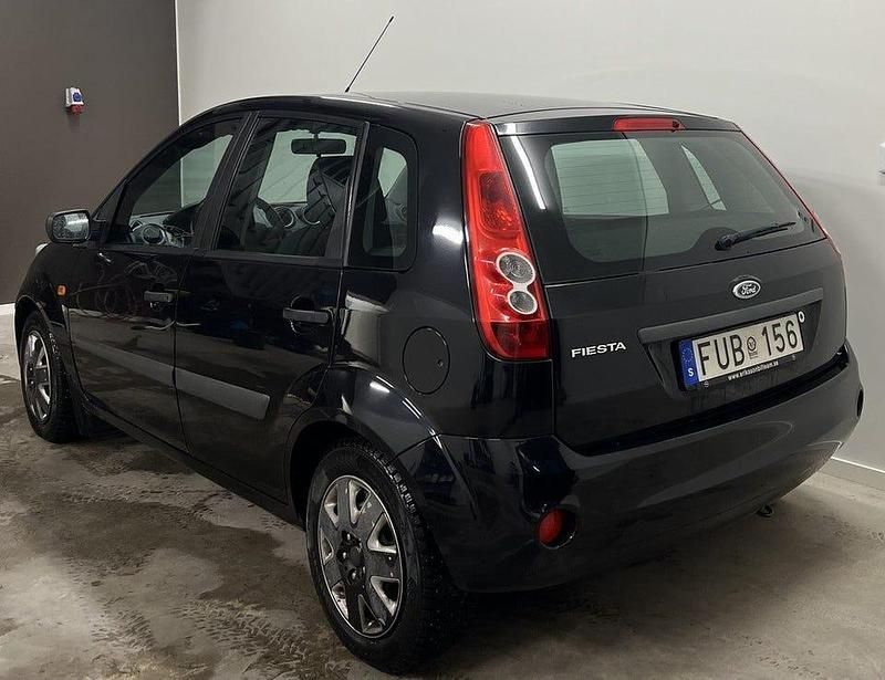 Begagnad Ford Fiesta 69 HK (50 kW) 2007 Svart Halvkombi