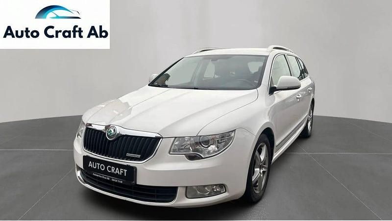 Vit Begagnad 2011 Skoda Superb Elegance Kombi | 54 900 kr (Marknadspris) - Bild 1/3