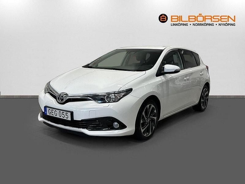 Vit Begagnad 2017 Toyota Auris Active Halvkombi | 139 900 kr (Marknadspris) - Bild 1/4