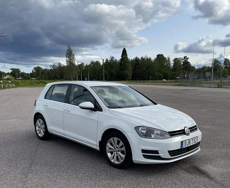 Vit Begagnad 2015 VW Golf VII Halvkombi | 63 500 kr (Bra pris) - Bild 1/4
