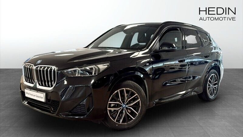 Svart (black) Begagnad 2024 BMW X1 M Sport SUV | 538 700 kr (Marknadspris) - Bild 1/4
