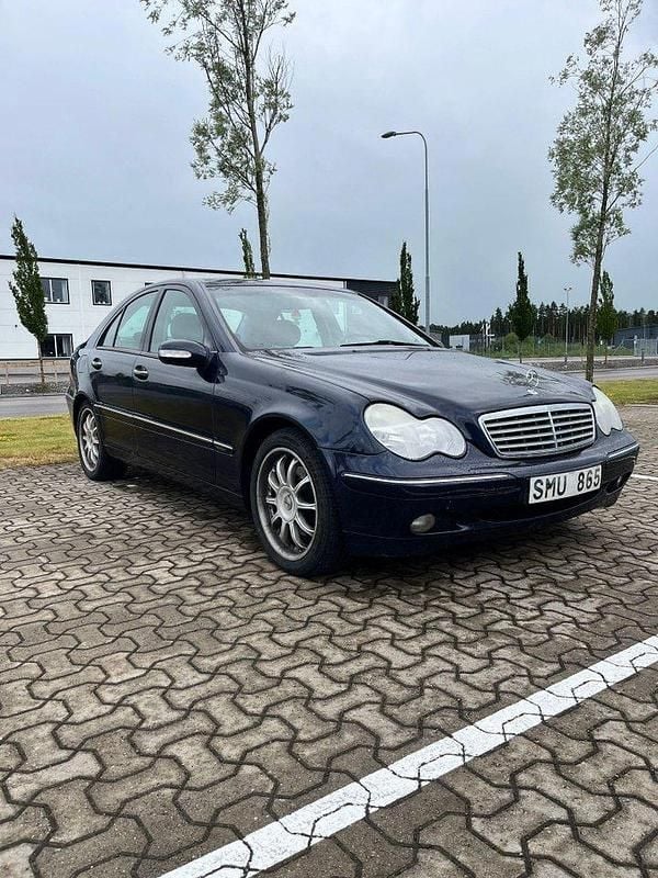 Blå Begagnad 2001 Mercedes C240 Elegance Sedan | 39 000 kr (Marknadspris) - Bild 1/4