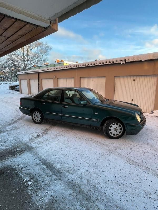 Begagnad Mercedes E240 170 HK (125 kW) 1999 Sedan