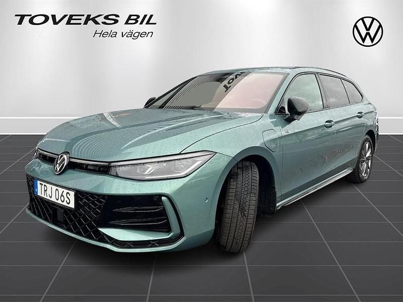 Grön Begagnad 2025 VW Passat Kombi | 559 000 kr - Bild 1/2