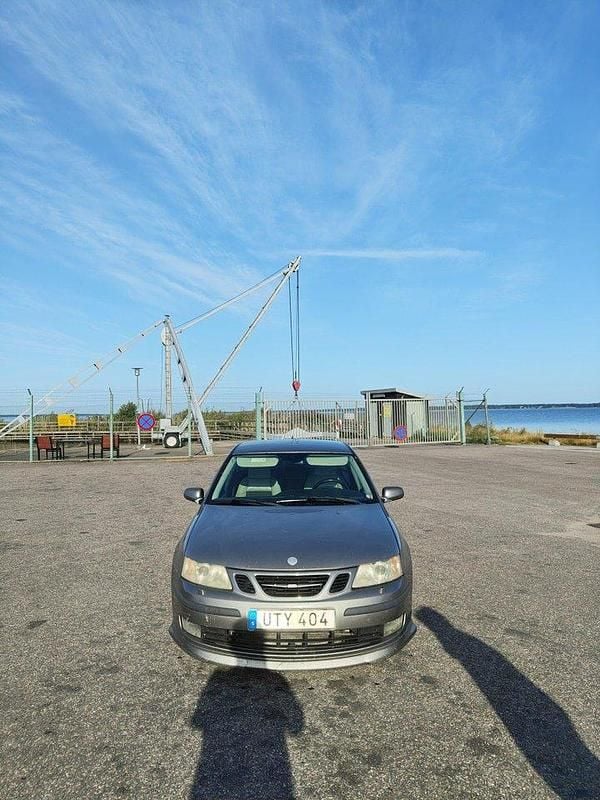 Grå Begagnad 2004 Saab 9-3 Aero Sedan | 15 000 kr (Bra pris) - Bild 1/4