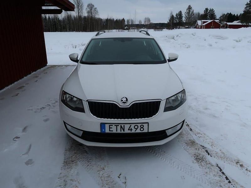 Begagnad Skoda Octavia Ambition 150 HK (110 kW) 2015 Vit Halvkombi