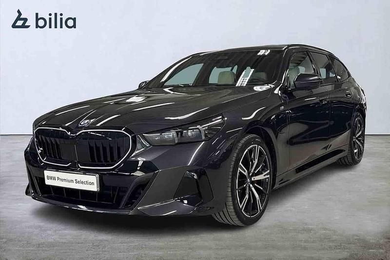 Grå Begagnad 2025 BMW 530e M Sport Kombi | 769 900 kr (Lite dyr) - Bild 1/1