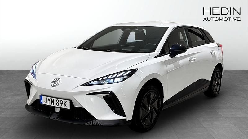 Vit (white) Begagnad 2023 MG MG4 EV Halvkombi | 249 900 kr (Marknadspris) - Bild 1/4