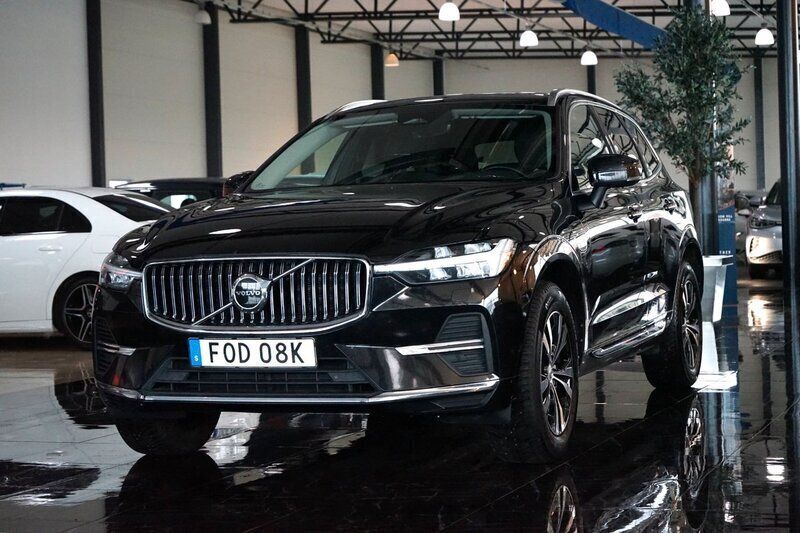Svart Begagnad 2023 Volvo XC60 Core SUV | 369 500 kr (Superpris) - Bild 1/4
