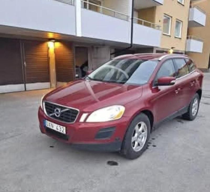 Röd Begagnad 2011 Volvo XC60 Summum SUV | 85 000 kr (Bra pris) - Bild 1/4