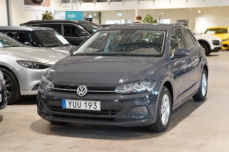 Grå Begagnad 2018 VW Polo Halvkombi | 134 900 kr (Marknadspris) - Bild 1/4