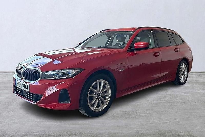 Röd Begagnad 2022 BMW 330e Shadowline Kombi | 339 000 kr (Marknadspris) - Bild 1/4