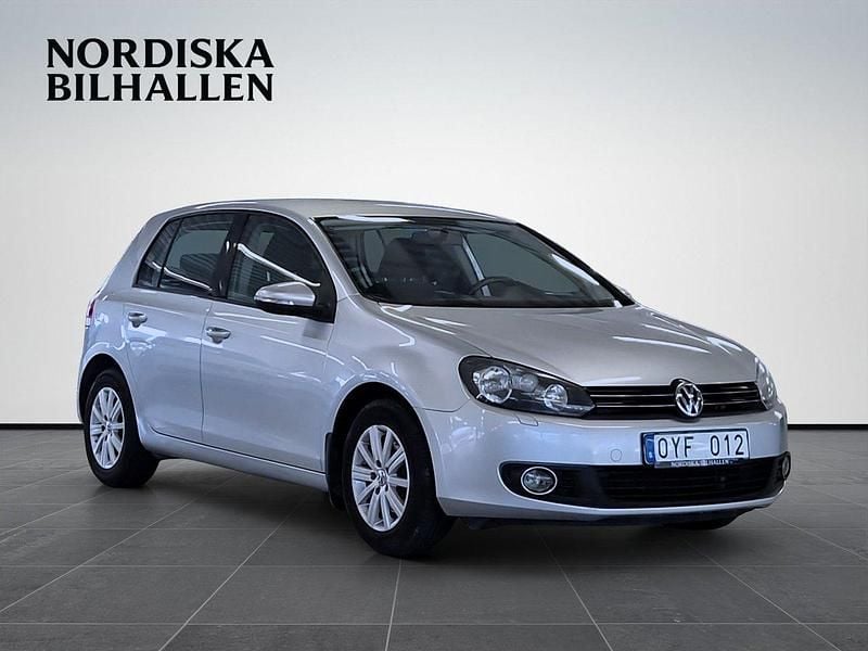 Silver Begagnad 2012 VW Golf Halvkombi | 69 795 kr (Marknadspris) - Bild 1/4