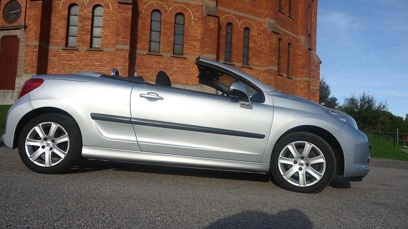 Grå Begagnad 2007 Peugeot 207 CC Cab | 29 800 kr (Marknadspris) - Bild 1/4