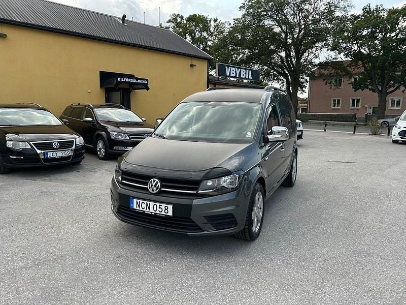 Mörkgrå (gråmet) Begagnad 2016 VW Caddy Minibuss | 135 000 kr (Dyr) - Bild 1/4