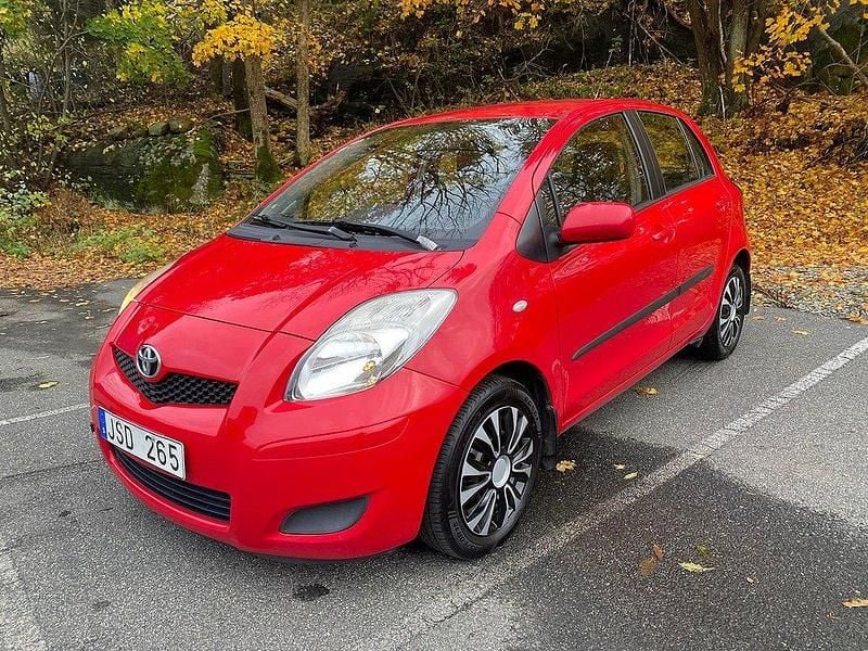 Röd Begagnad 2009 Toyota Yaris Halvkombi | 44 900 kr (Marknadspris) - Bild 1/4