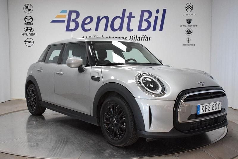 Grå Begagnad 2024 Mini Cooper Halvkombi | 274 500 kr (Marknadspris) - Bild 1/3
