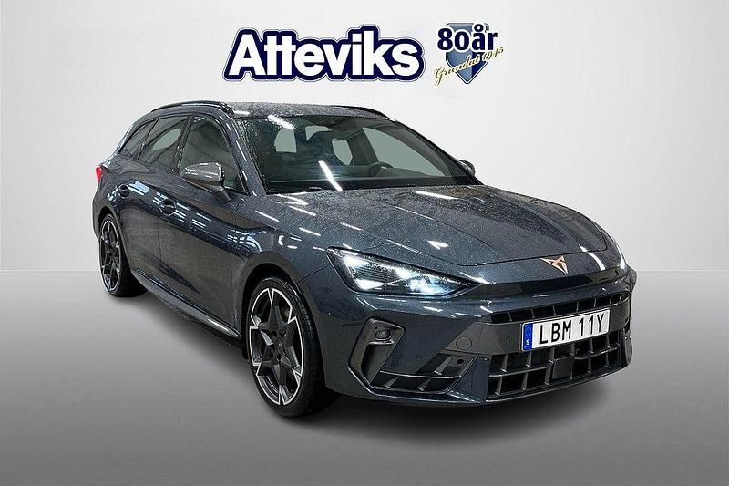 Mörkgrå Begagnad 2024 Cupra Leon VZ Kombi | 429 900 kr - Bild 1/4