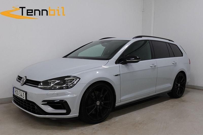 Ljusgrå (grå) Begagnad 2018 VW Golf VII R Kombi | 259 900 kr (Marknadspris) - Bild 1/4