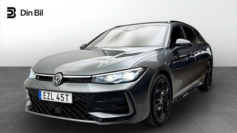 Mörkgrå Begagnad 2024 VW Passat R-line Kombi | 469 900 kr - Bild 1/4