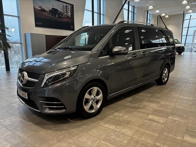 Svart Begagnad 2022 Mercedes V300 Avantgarde Minibuss | 639 000 kr (Marknadspris) - Bild 1/4