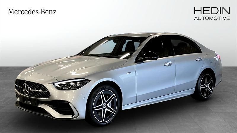Silver Ny 2025 Mercedes C300e AMG Sedan | 671 100 kr (Lite dyr) - Bild 1/4