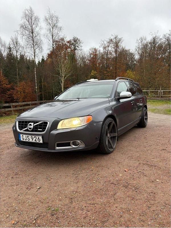 Grå Begagnad 2011 Volvo V70 R-Design Kombi | 60 000 kr (Marknadspris) - Bild 1/4