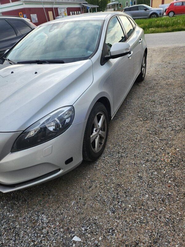 Silver Begagnad 2017 Volvo V40 Kinetic Kombi | 140 000 kr (Marknadspris) - Bild 1/4