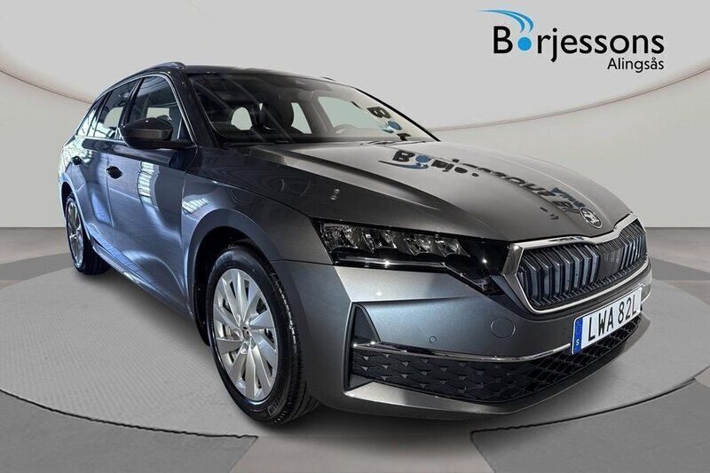 Grå Ny 2025 Skoda Octavia Selection Kombi | 376 400 kr (Marknadspris) - Bild 1/4