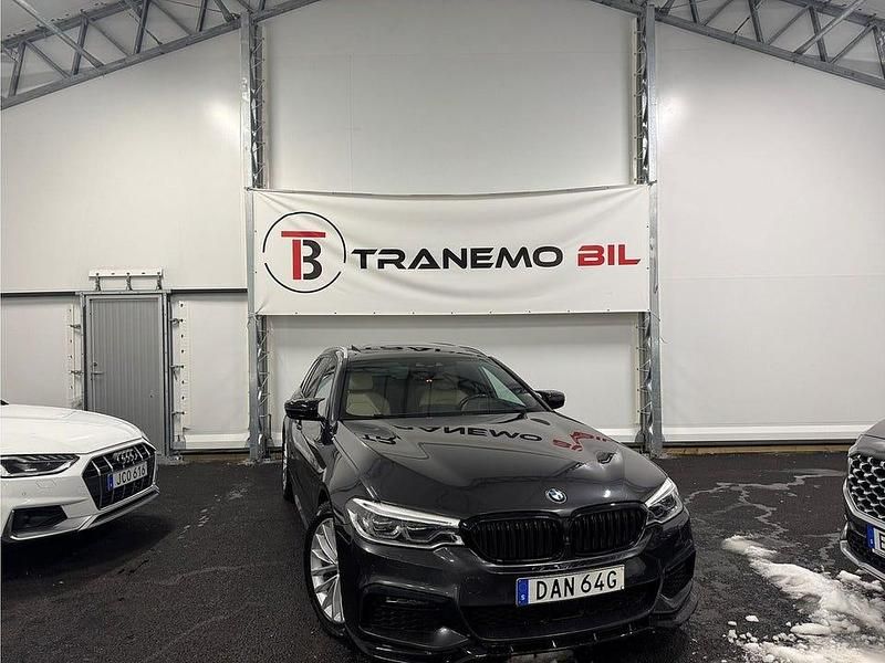Grå Begagnad 2020 BMW 530 M Sport Kombi | 349 900 kr (Marknadspris) - Bild 1/4