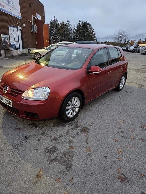 Röd Begagnad 2008 VW Golf VI Halvkombi | 60 000 kr (Marknadspris) - Bild 1/4