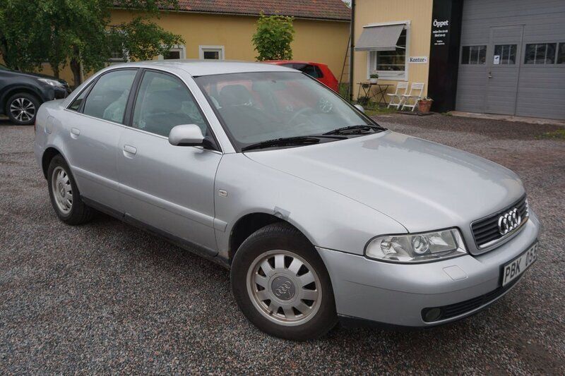 Ljusgrå Begagnad 1999 Audi A4 Sedan | 14 900 kr - Bild 1/4