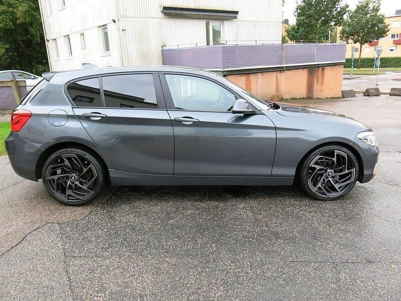 Begagnad BMW 118 Advantage 136 HK (100 kW) 2017 Grå Halvkombi