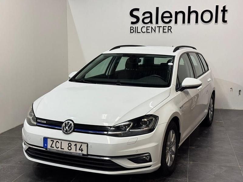 Vit Begagnad 2018 VW Golf VII Kombi | 109 900 kr (Bra pris) - Bild 1/4