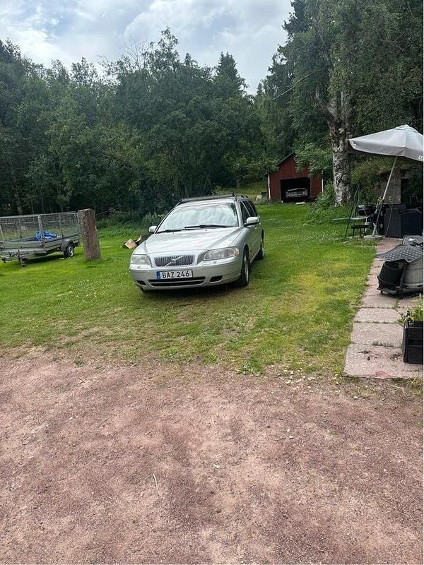 Grå Begagnad 2007 Volvo V70 Momentum Kombi | 12 000 kr (Superpris) - Bild 1/4