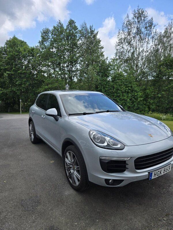 Silver Begagnad 2015 Porsche Cayenne S SUV | 320 000 kr (Bra pris) - Bild 1/4