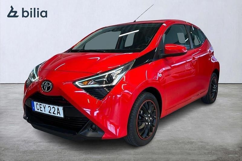 Röd Begagnad 2019 Toyota Aygo X-play Halvkombi | 104 900 kr (Marknadspris) - Bild 1/4
