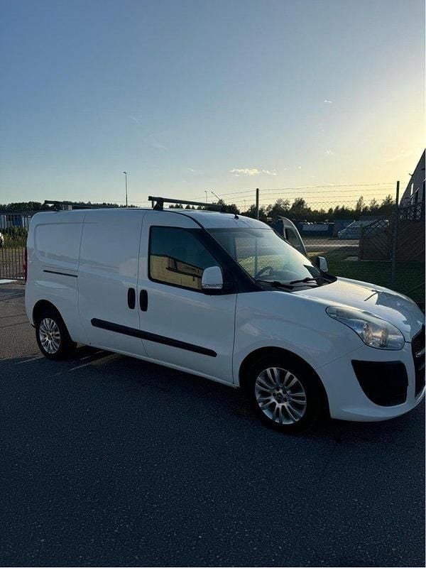 Vit Begagnad 2013 Fiat Doblò Minibuss | 54 900 kr (Marknadspris) - Bild 1/4