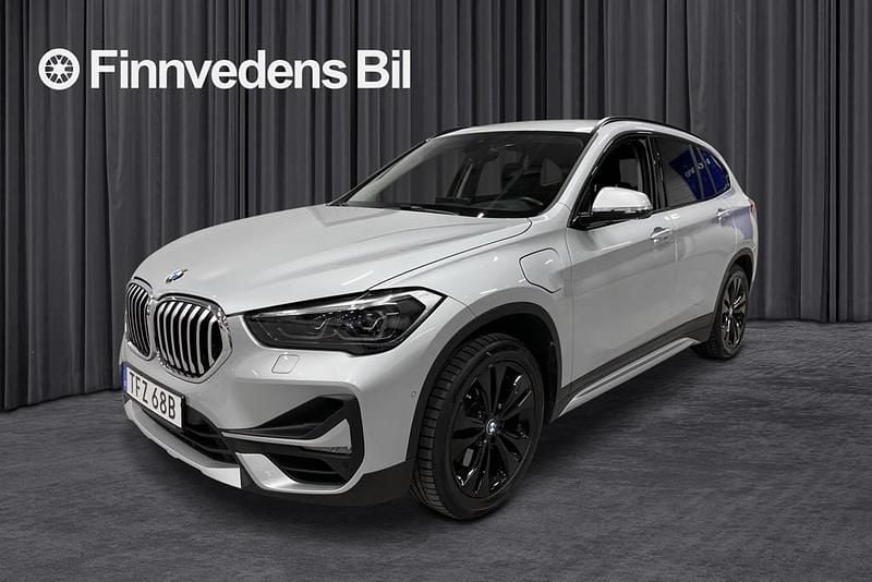 Silver Begagnad 2020 BMW X1 Sport Line SUV | 248 800 kr (Marknadspris) - Bild 1/3