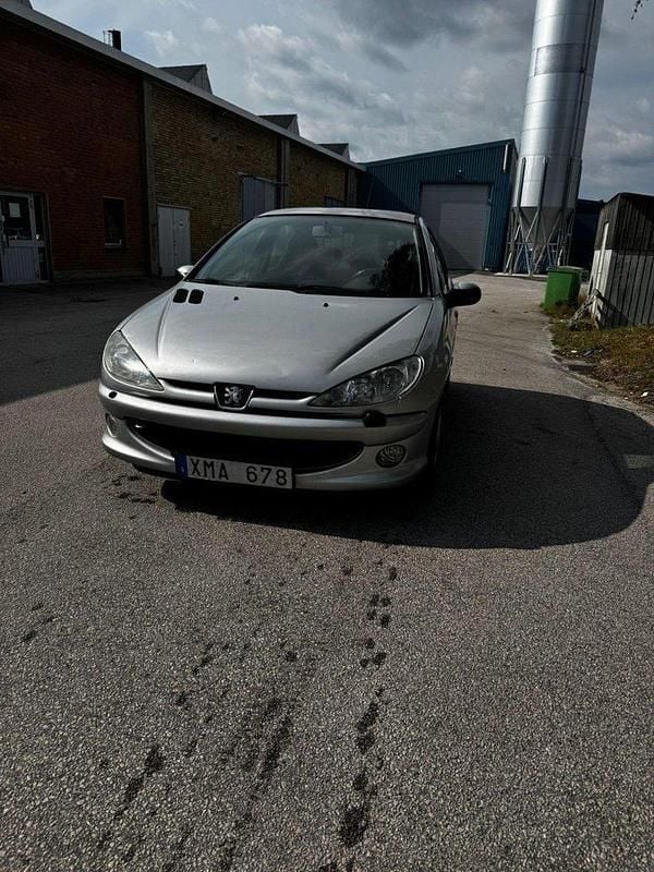 Grå Begagnad 2006 Peugeot 206 Halvkombi | 11 500 kr (Bra pris) - Bild 1/4