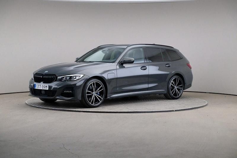 Grå Begagnad 2020 BMW 330e M Sport Kombi | 299 000 kr (Bra pris) - Bild 1/4