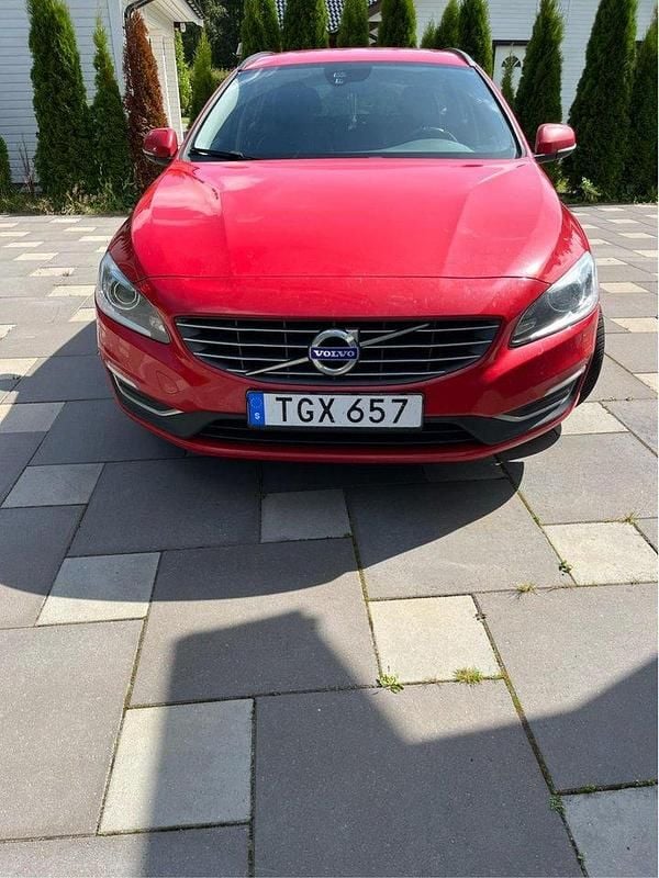 Röd Begagnad 2018 Volvo V60 Momentum Kombi | 199 900 kr (Dyr) - Bild 1/4