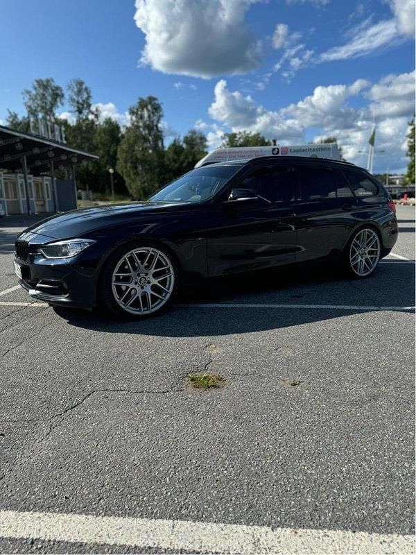 Blå Begagnad 2014 BMW 320 M Sport Kombi | 140 000 kr (Lite dyr) - Bild 1/4
