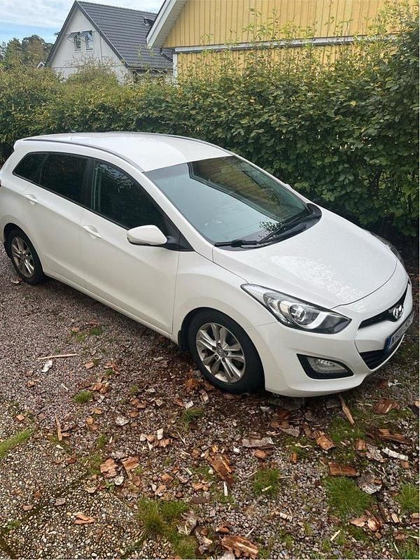 Vit Begagnad 2014 Hyundai i30 Kombi | 79 900 kr (Dyr) - Bild 1/4