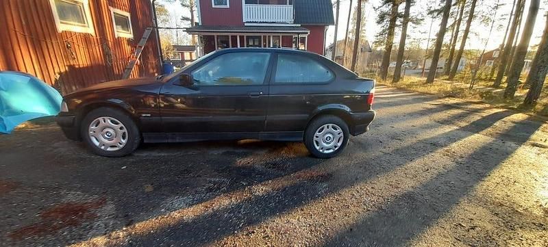 Begagnad BMW 316 Compact 102 HK (75 kW) 1999 Halvkombi