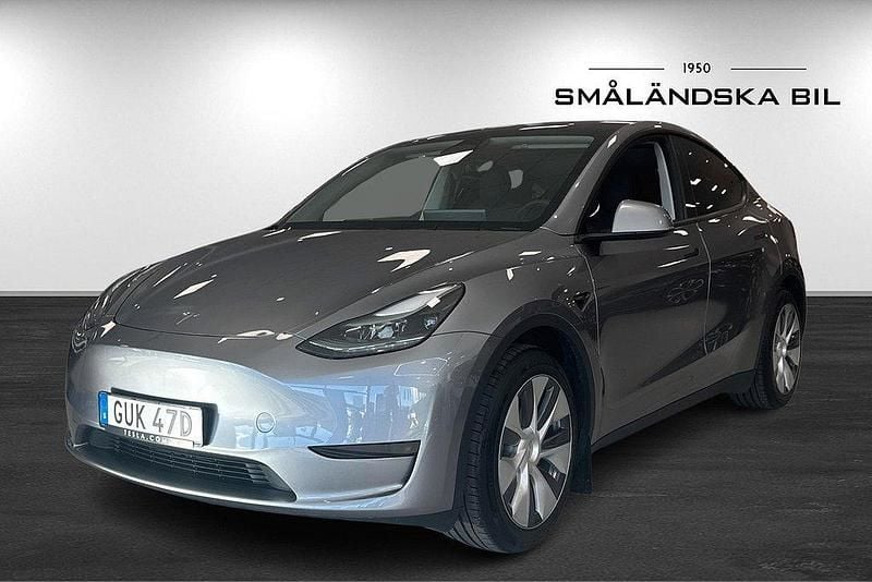 Grå Begagnad 2023 Tesla Model Y Standard Range SUV | 389 000 kr (Marknadspris) - Bild 1/4
