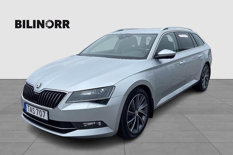 Silver Begagnad 2018 Skoda Superb LAURIN & KLEMENT Kombi | 269 900 kr (Marknadspris) - Bild 1/4