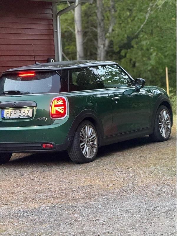 Grön Begagnad 2021 Mini Cooper SE Halvkombi | 195 000 kr (Marknadspris) - Bild 1/4